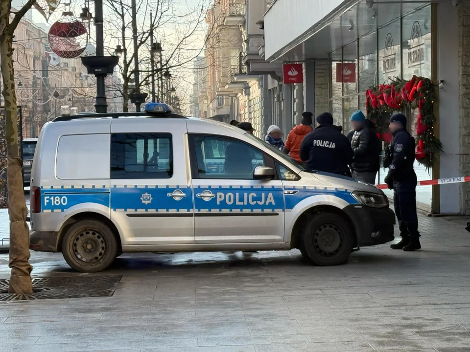 Śmierć na ulicy Piotrkowskiej w Łodzi. Policja ustala tożsamość zmarłego [ZDJĘCIA] - Zdjęcie główne