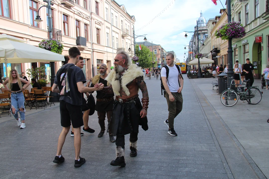 Na ulicy Piotrkowskiej w Łodzi pojawili się wikingowie