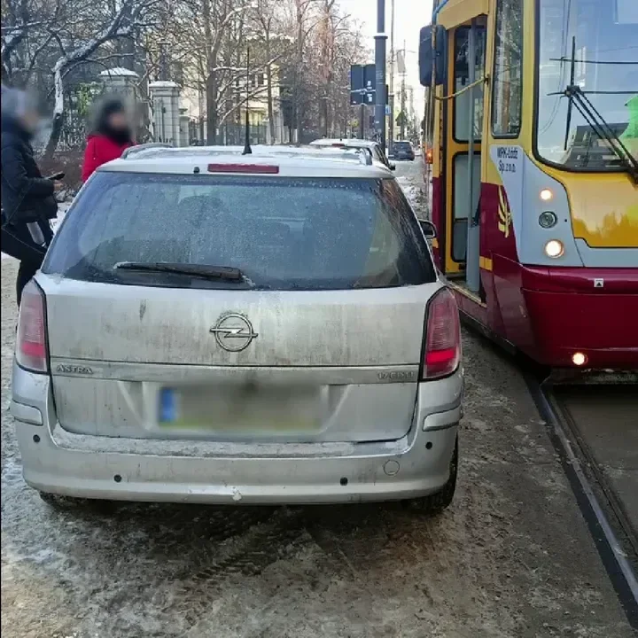 Nieprawidłowo zaparkowane samochody - tramwaje mają problem z przejazdem