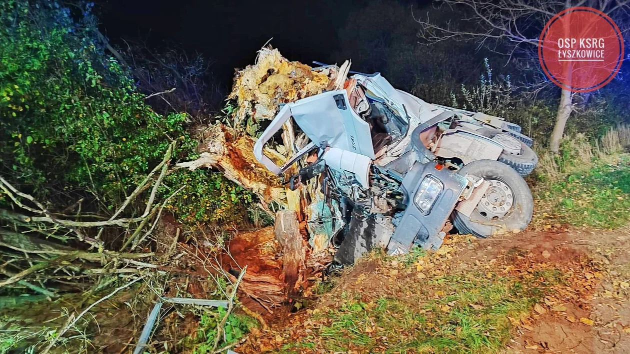 Wypadek w powiecie łowickim. Ciężarówka rozbiła się na drzewie