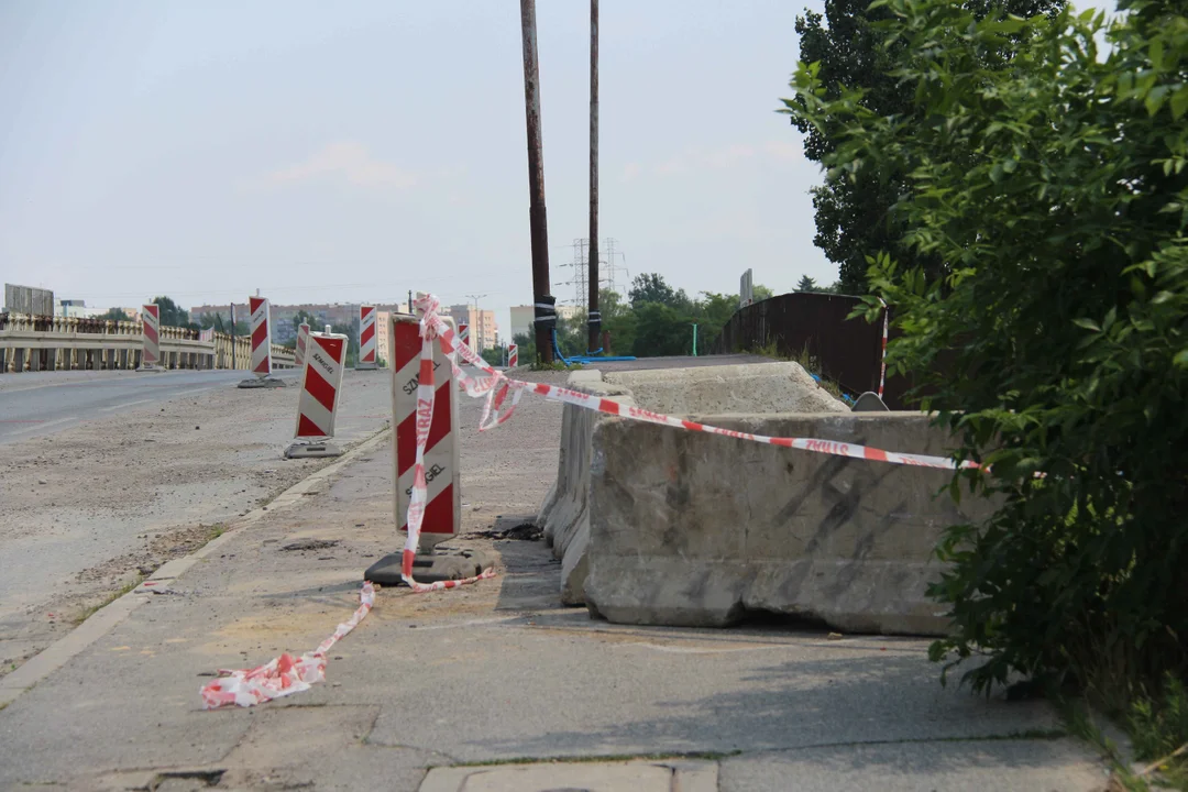 Chwile grozy na Przybyszewskiego. Rozpędzony samochód spadł z wiaduktu