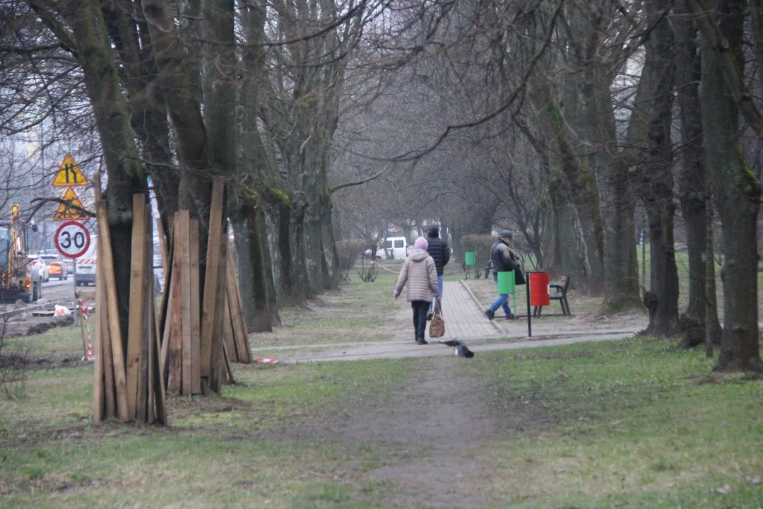 Utrudnienia dla pieszych i podróżnych MPK Łódź na Lutomierskiej