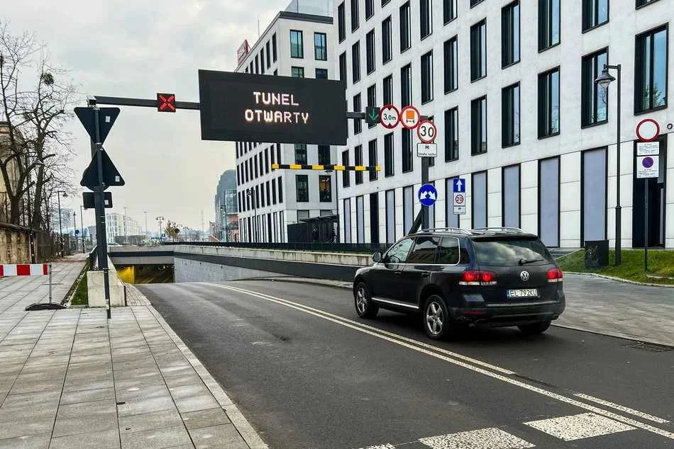 Zamykają podziemną ulicę w centrum Łodzi. Na miejscu sporo służb [zdjęcia]