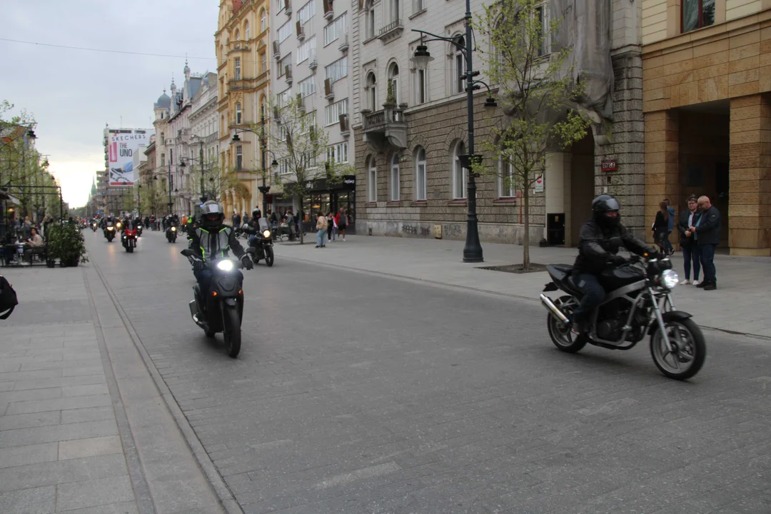 Wielka parada motocyklowa na ulicy Piotrkowskiej w Łodzi