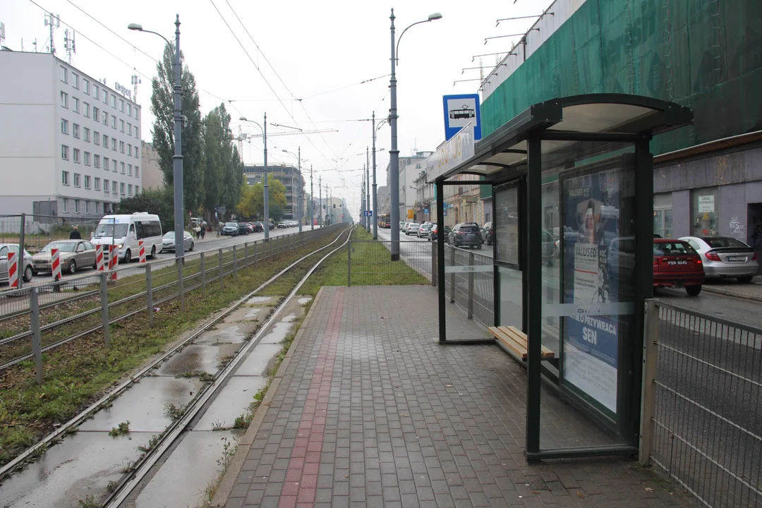 Trwa łączenie nowego torowiska ze starym przy ul.Legionów w Łodzi