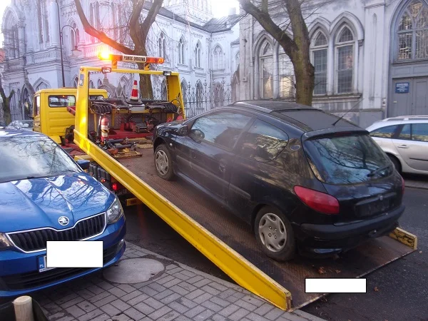 Cztery wraki odholowane. Straż miejska "czyści" płockie parkingi - Zdjęcie główne