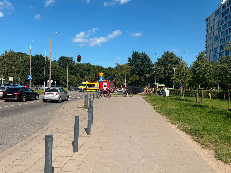 Samochód dachował na skrzyżowaniu ulic Lecha Kaczyńskiego i Obrońców Wybrzeża w Gdańsku.