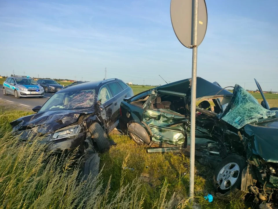 Śmiertelne zderzenie dwóch osobówek. Kierowca zginął na miejscu [ZDJĘCIA] - Zdjęcie główne