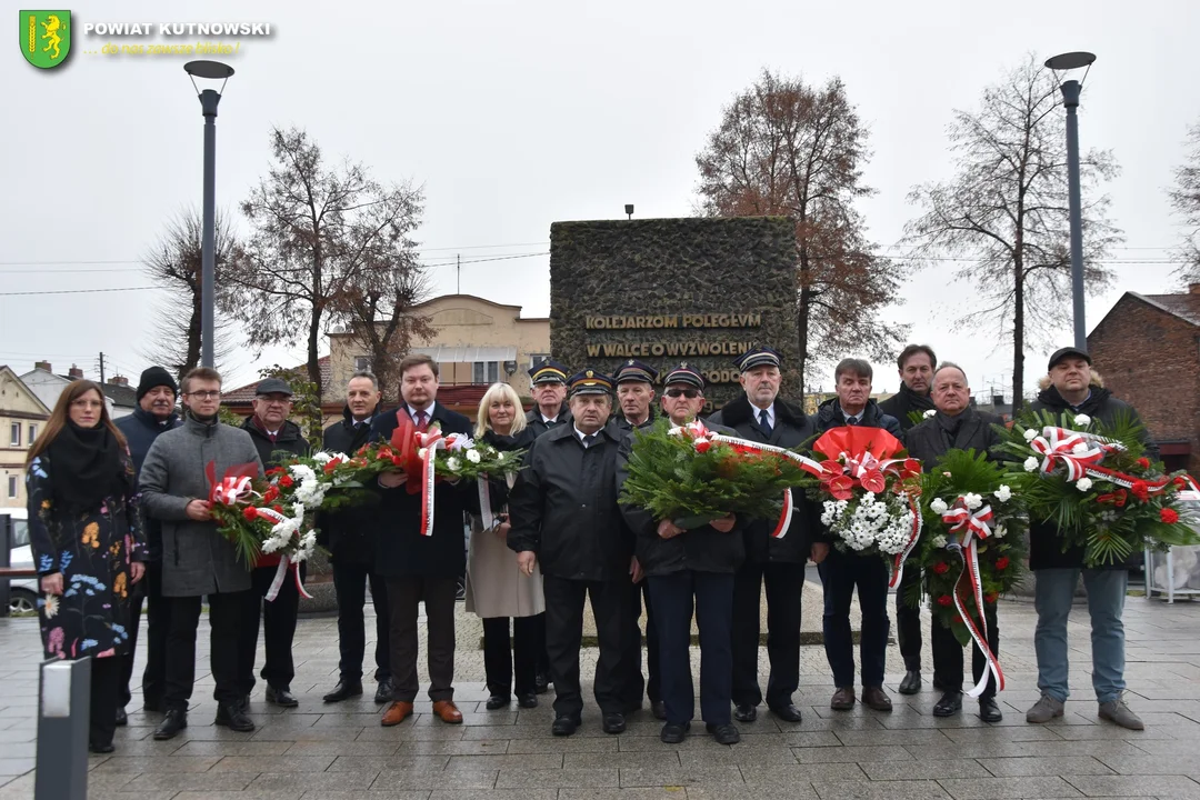 Władze powiatu kutnowskiego uhonorowały pamięć zmarłych pracowników kolei (ZDJĘCIA) - Zdjęcie główne