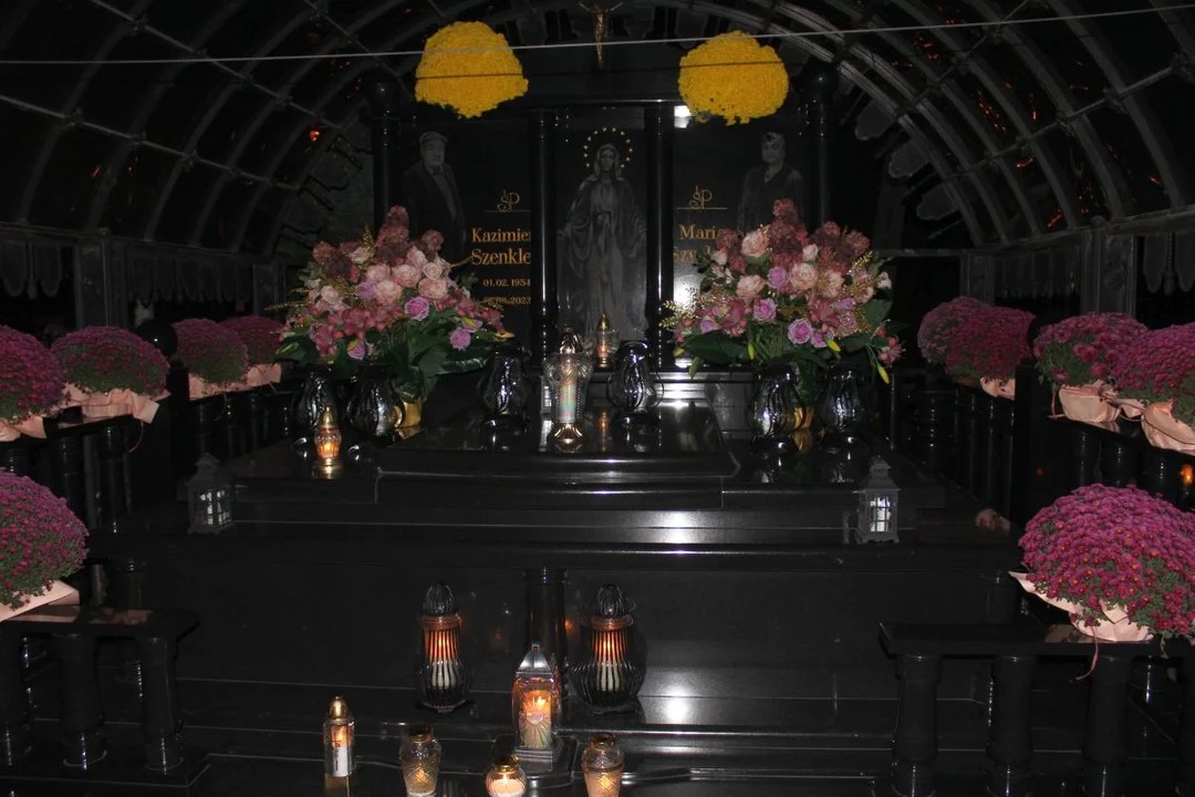 Zgierski cmentarz po zmroku