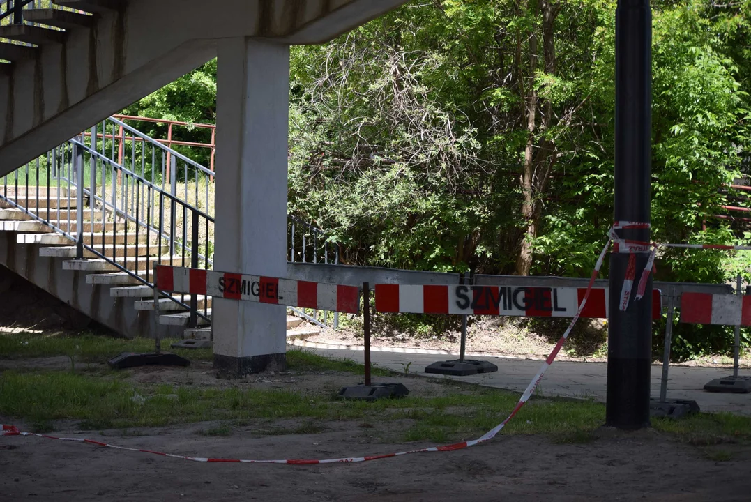 Zwisający kawałek betonu z wiaduktu przy ul. Dąbrowskiego w Łodzi