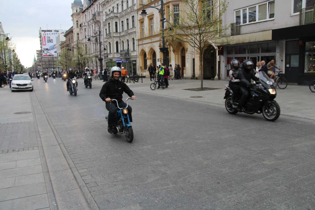 Wielka parada motocyklowa na ulicy Piotrkowskiej w Łodzi