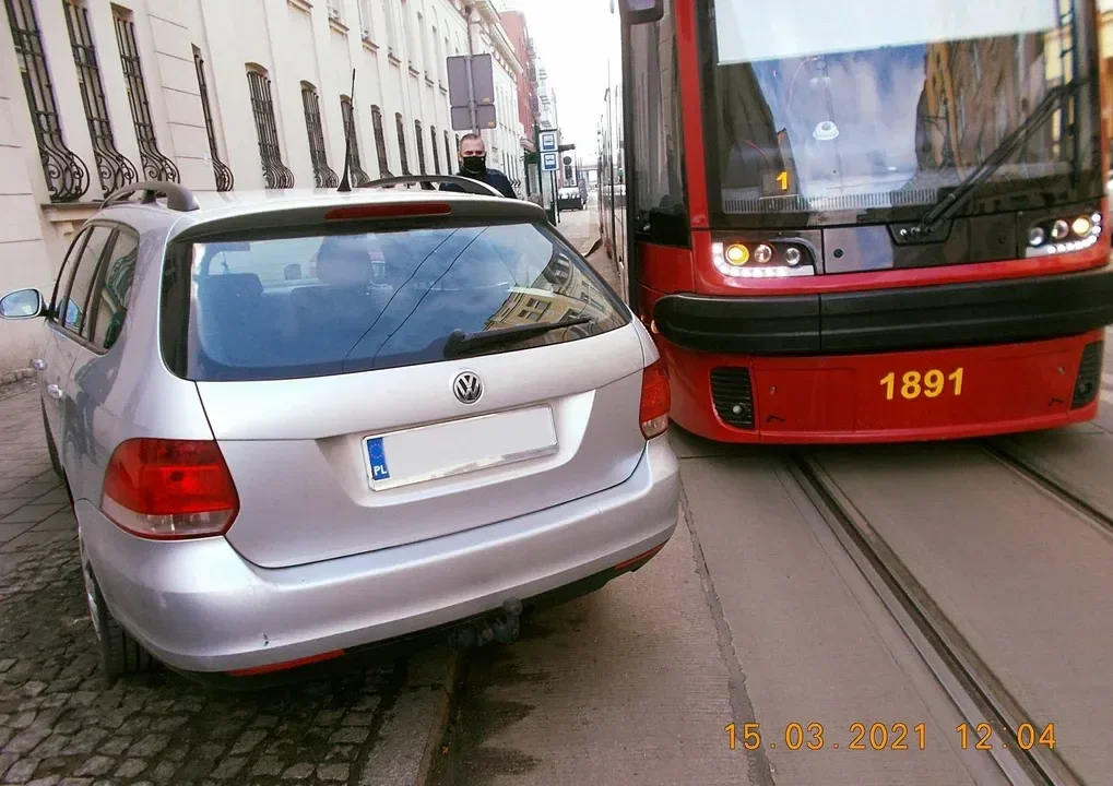 Nieprawidłowo zaparkowane samochody - tramwaje mają problem z przejazdem