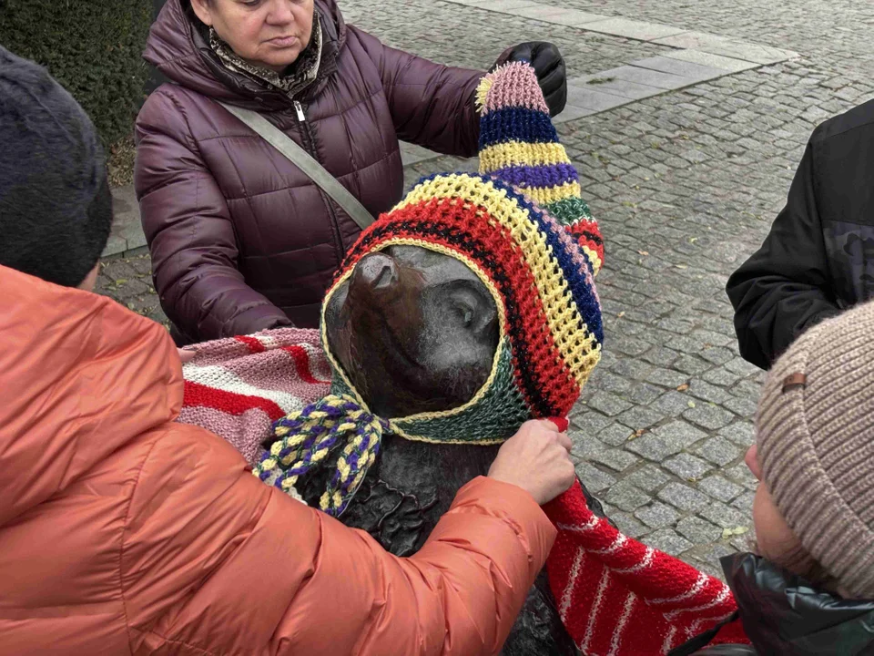 Pomnik w centrum miasta udekorowany przez grupę „Zamontanki”