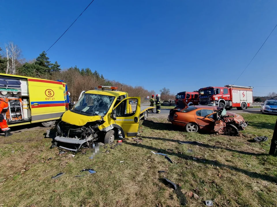 Cztery osoby ranne w wypadku nieopodal Bełchatowa. Lądował śmigłowiec LPR [FOTO] - Zdjęcie główne