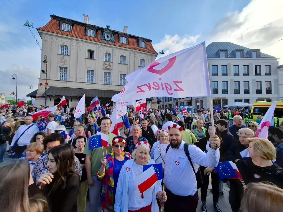 Tysiące Łodzian na wiecu na pl. Zamkowym w Warszawie. To święto wolności i demokracji!