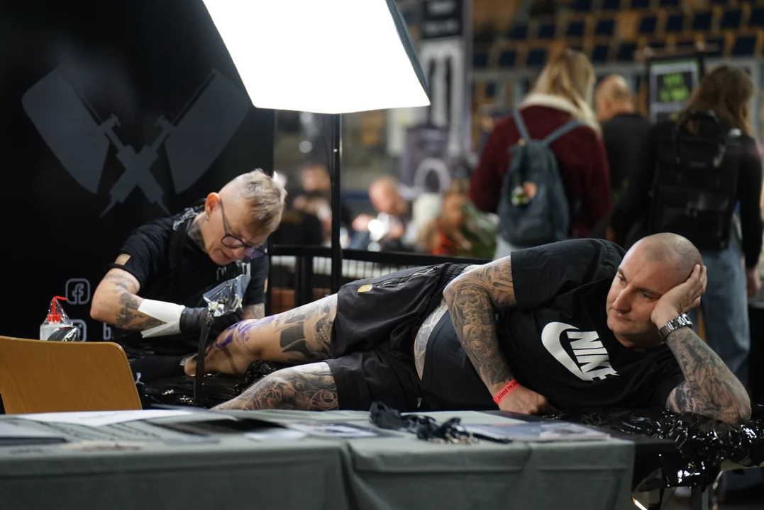 Łódź Tattoo Konwent w Atlas Arenie, wielu łodzian z nowymi dziarkami.