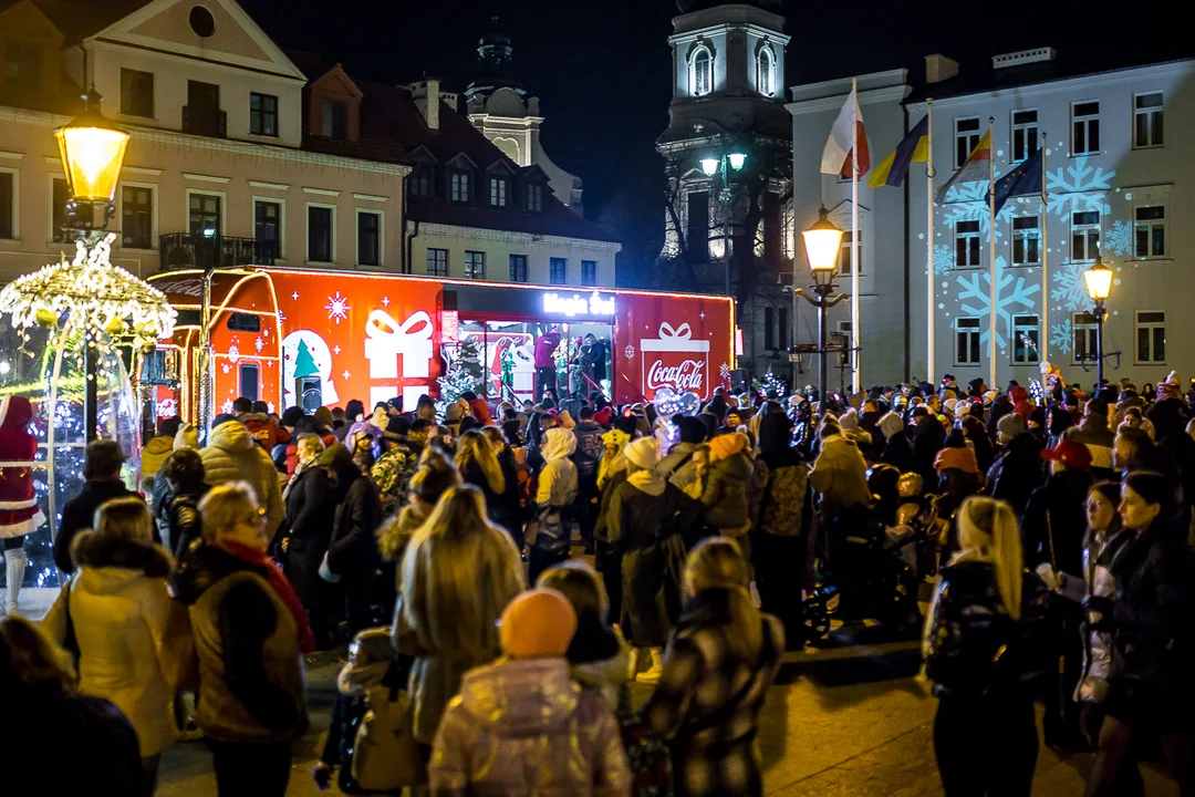 Ciężarówka Coca-Coli na starówce. Setki płocczan przyszło obejrzeć kultowy pojazd [ZDJĘCIA] - Zdjęcie główne