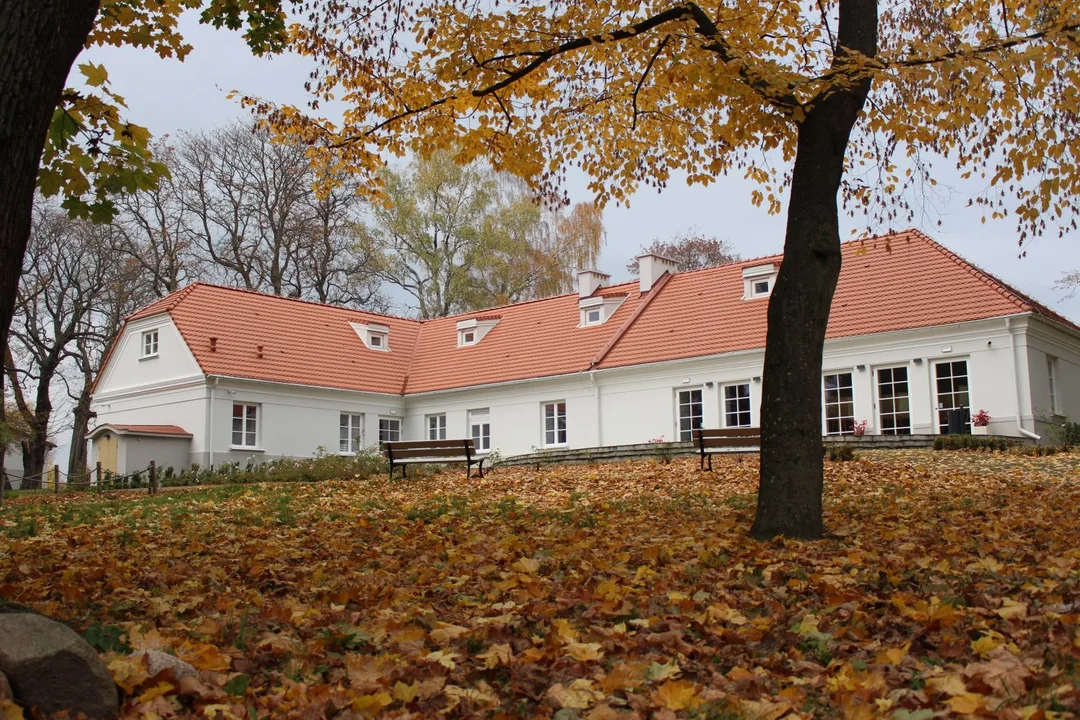 W Kutnie i okolicach: Dworek i park w Leszczynku w wyjątkowym, jesiennym klimacie [ZDJĘCIA] - Zdjęcie główne