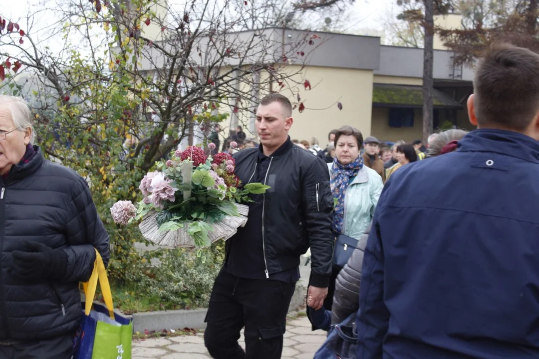 Tłumy łodzian na cmentarzu na Kurczakach