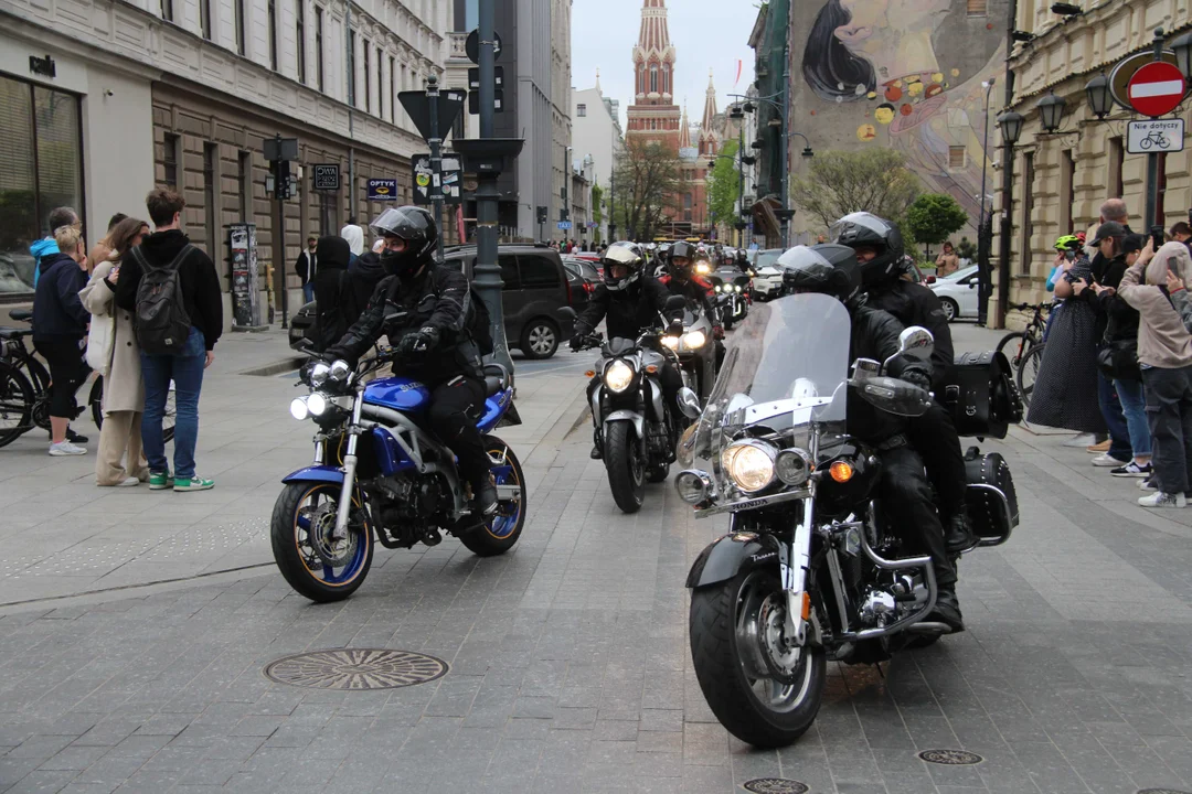 Wielka parada motocyklowa na ulicy Piotrkowskiej w Łodzi