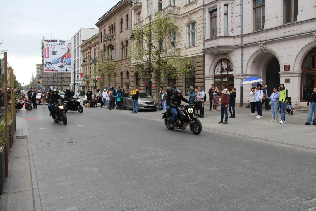 Wielka parada motocyklowa na ulicy Piotrkowskiej w Łodzi