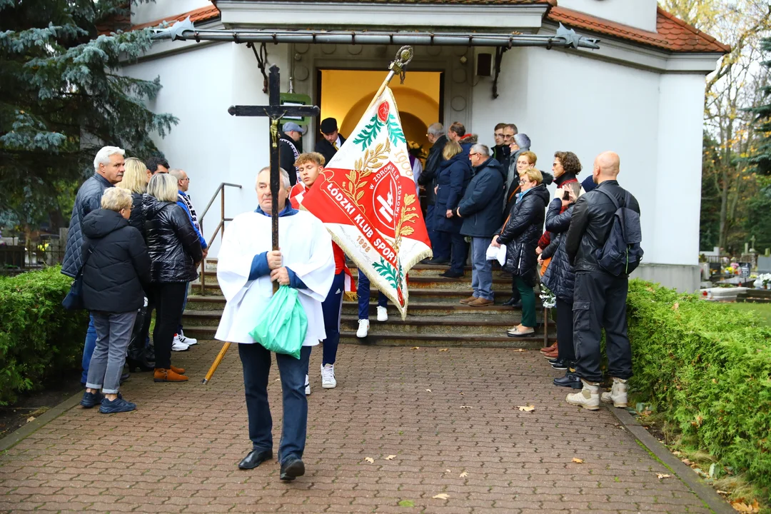 Pogrzeb Igora Sypniewskiego w Łodzi. Kibicie żegnali wychowanka ŁKS-u.