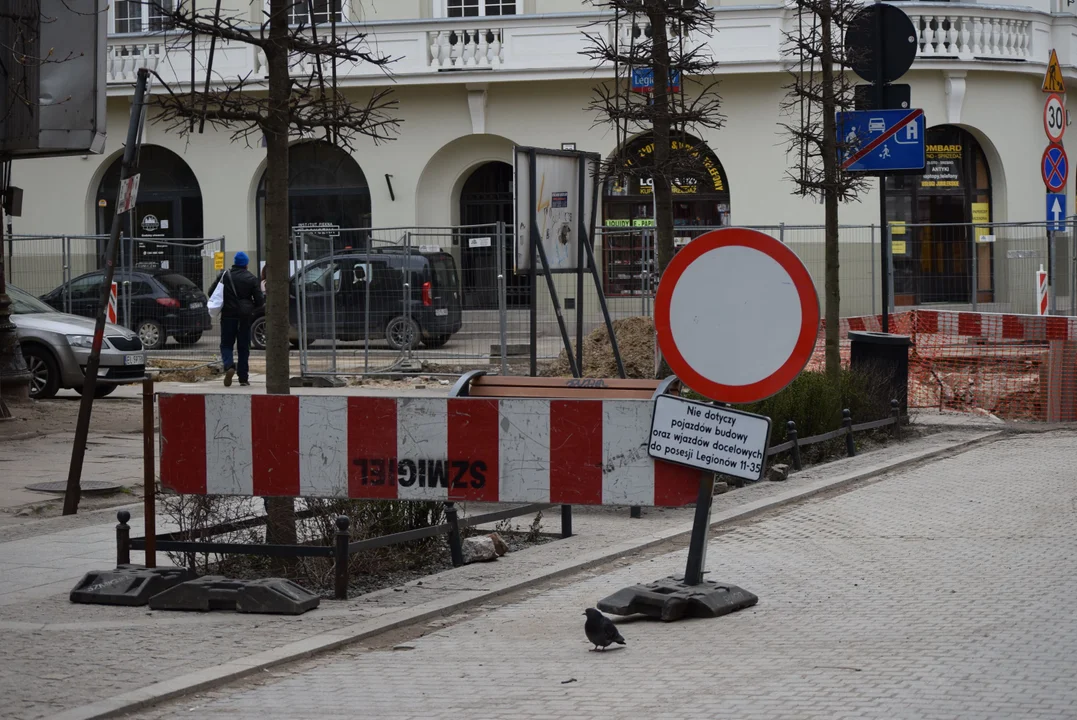 Mieszkańcy remontowanych ulic bez dostępu do śmietników? Przepełnione kosze w centrum Łodzi