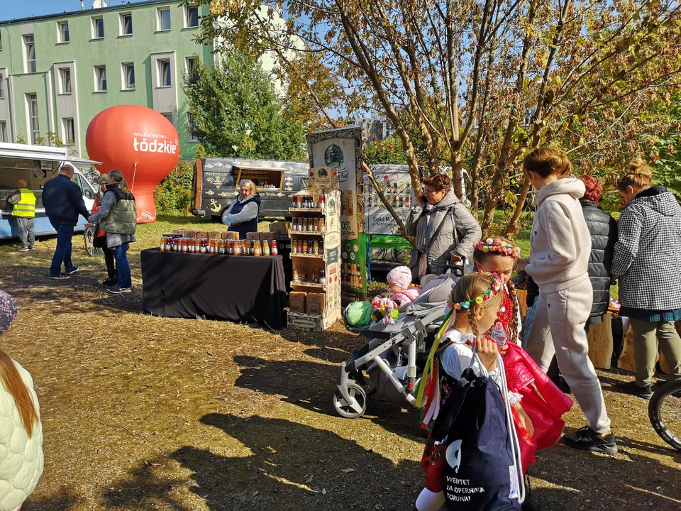 Łodzianie i mieszkańcy okolic na ryneczku marszałkowskim przy Drewnowskiej w Łodzi