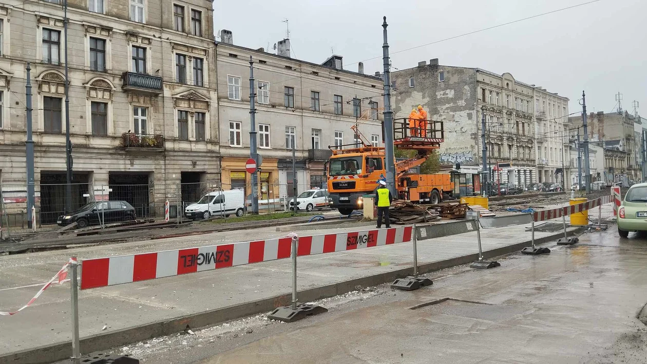 Trwa łączenie nowego torowiska ze starym przy ul.Legionów w Łodzi