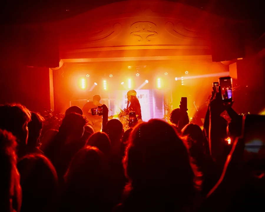 Sara James w Scenografii