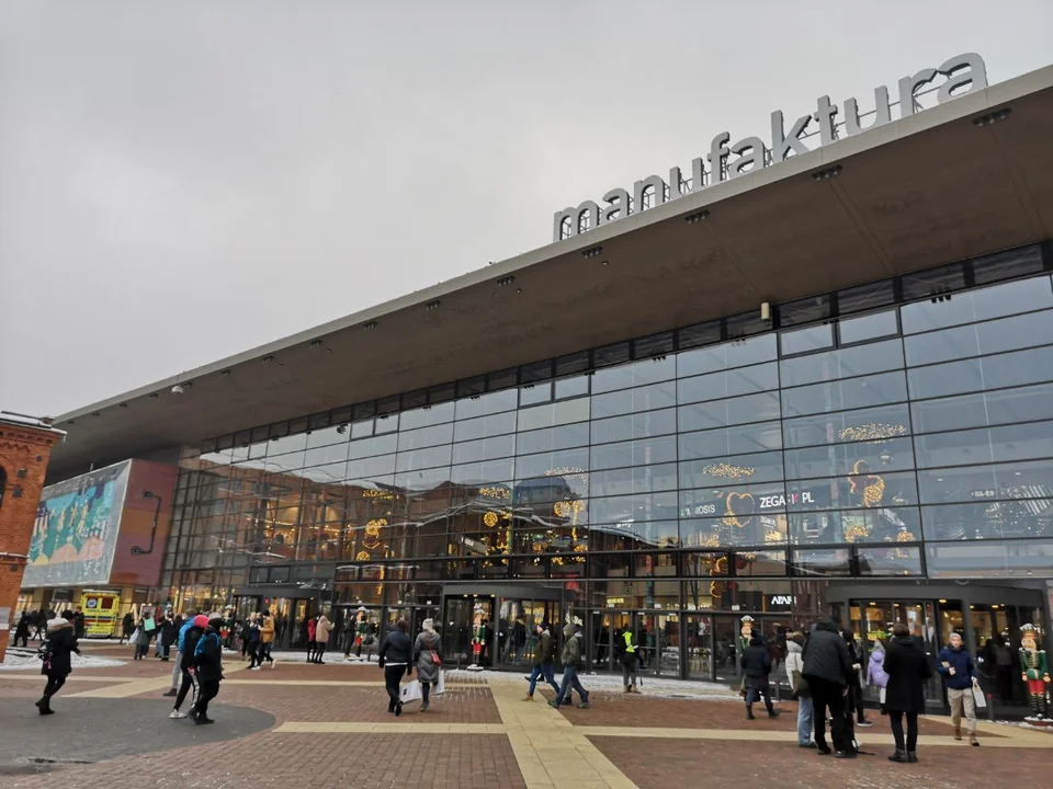 Zakupowe szaleństwo w Manufakturze. Pełen parking i tłumy w sklepach w przedświąteczny weekend - Zdjęcie główne