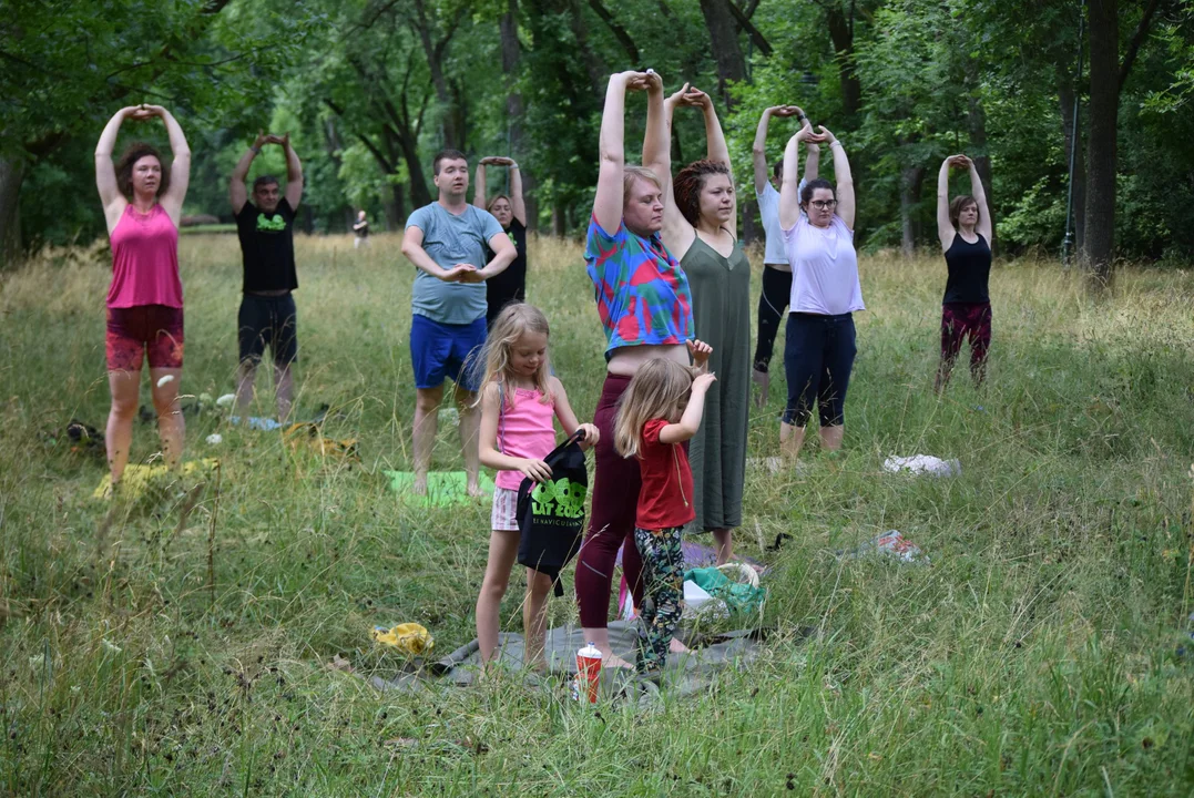 Joga w parku na Zdrowiu