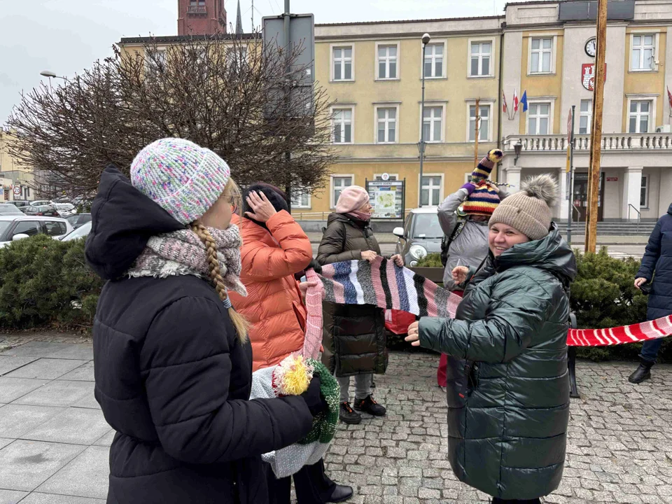 Pomnik w centrum miasta udekorowany przez grupę „Zamontanki”