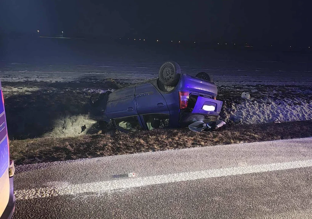 Dachowanie pod Kutnem. Kierowca był kompletnie pijany - Zdjęcie główne