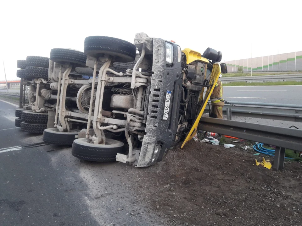 Duże utrudnienia na autostradzie A1. Ruch blokuje przewrócona ciężarówka [ZDJĘCIA] - Zdjęcie główne