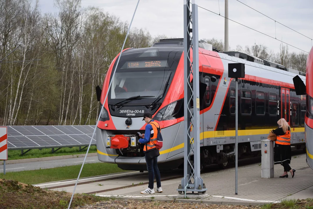 Młodzi pasjonaci kolei odwiedzili zaplecze techniczne ŁKA. Zobacz, jak wygląda w środku [zdjęcia]