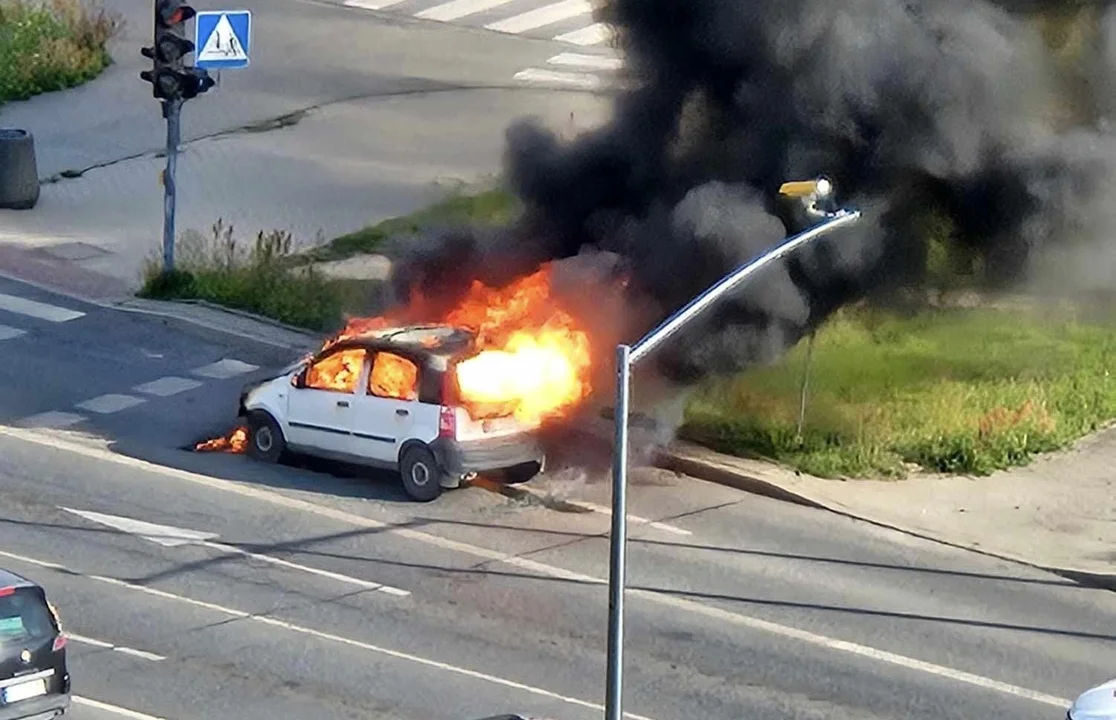 Pożar samochodu na Widzewie! Kierowca został poparzony. Strażacy wciąż pracują na miejscu [ZDJĘCIA] - Zdjęcie główne