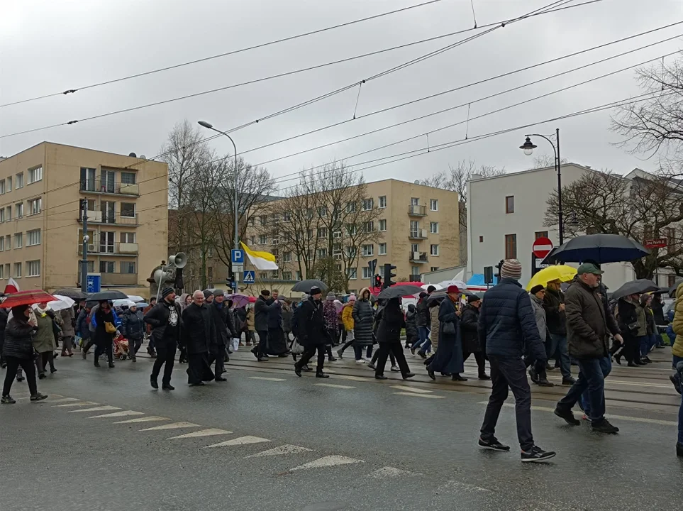 Marsz papieski w Łodzi. Setki łodzian ruszyło ulicami miasta [zdjęcia]