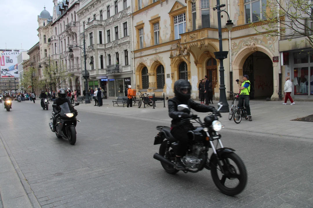 Wielka parada motocyklowa na ulicy Piotrkowskiej w Łodzi