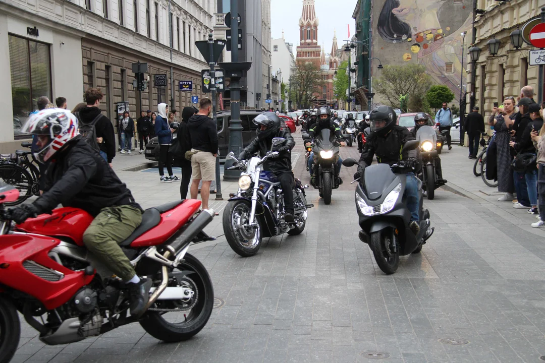 Wielka parada motocyklowa na ulicy Piotrkowskiej w Łodzi