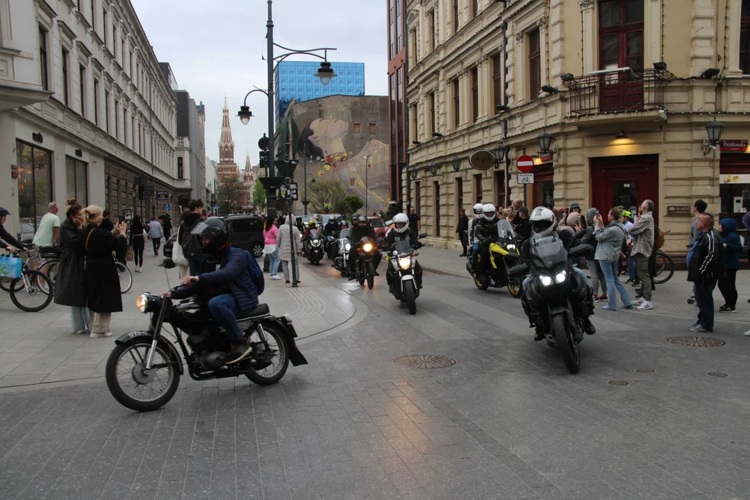 Wielka parada motocyklowa na ulicy Piotrkowskiej w Łodzi