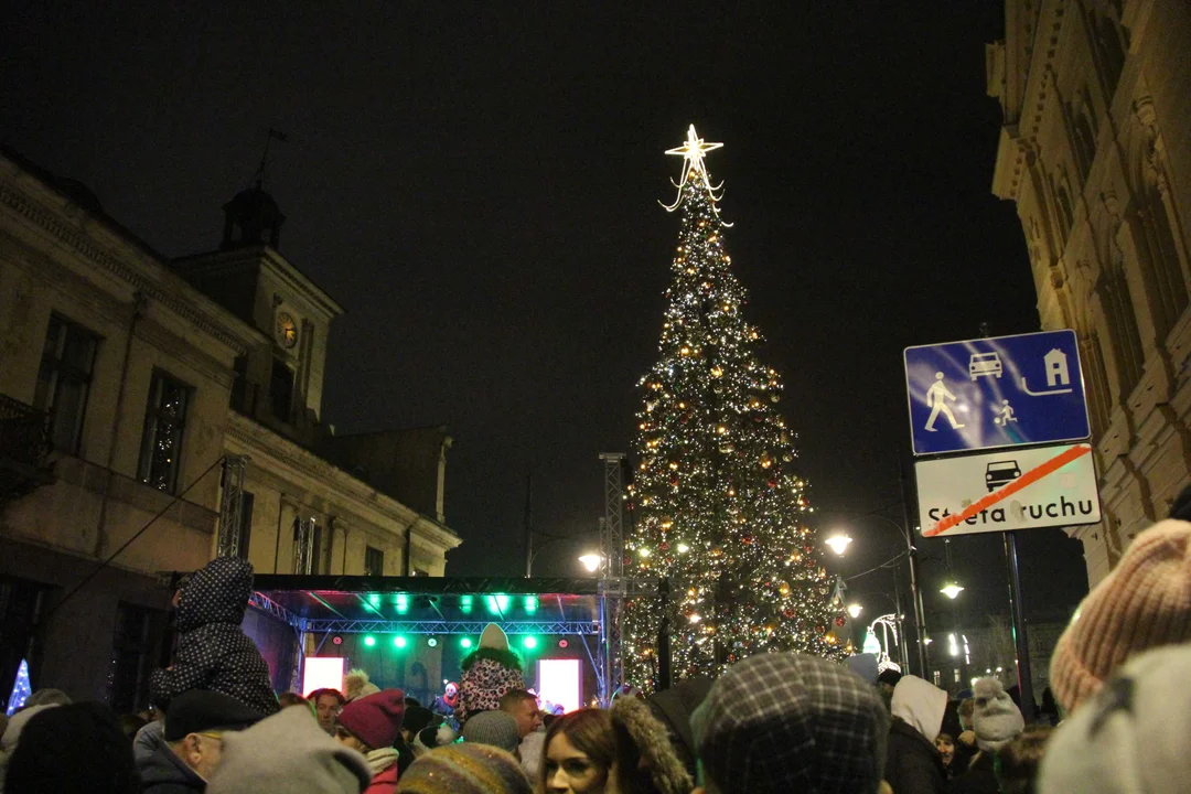 Łódź: Uruchomienie choinki i parada z Mikołajem na czele