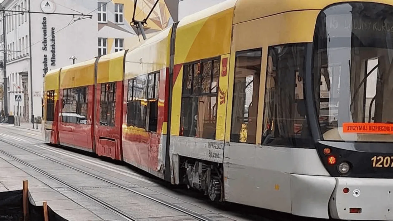 Wykolejenie tramwaju MPK Łódź na Legionów [ZDJĘCIA]