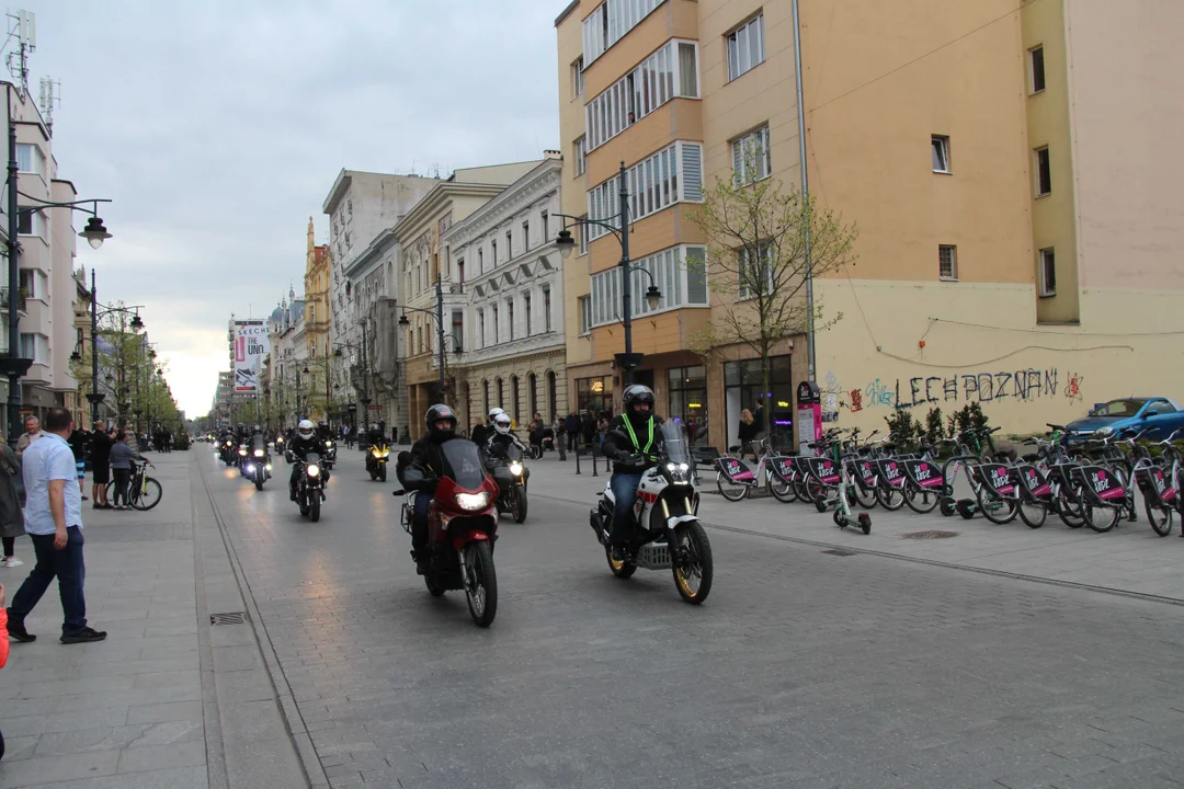 Wielka parada motocyklowa na ulicy Piotrkowskiej w Łodzi