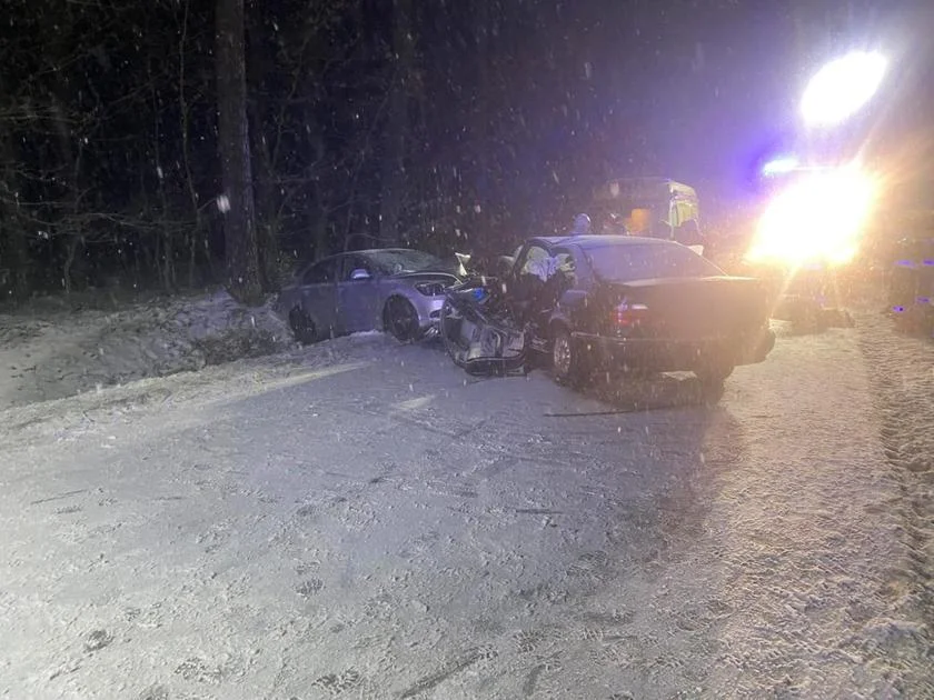 Czołowe zderzenie BMW ze skodą pod Wieluniem (woj. łódzkie)