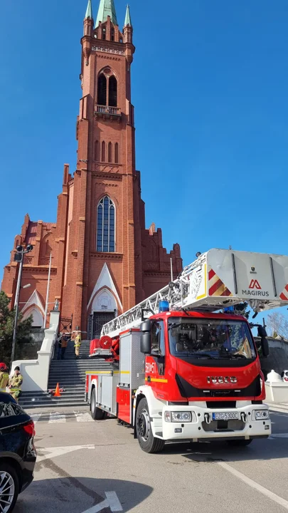 Straż pożarna przed zgierskim kościołem