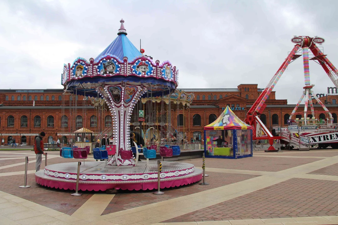 Lunapark jak za dawnych lat! Na rynku Manufaktury zaroiło się od atrakcji. To Festiwal Karuzeli! [ZDJĘCIA] - Zdjęcie główne