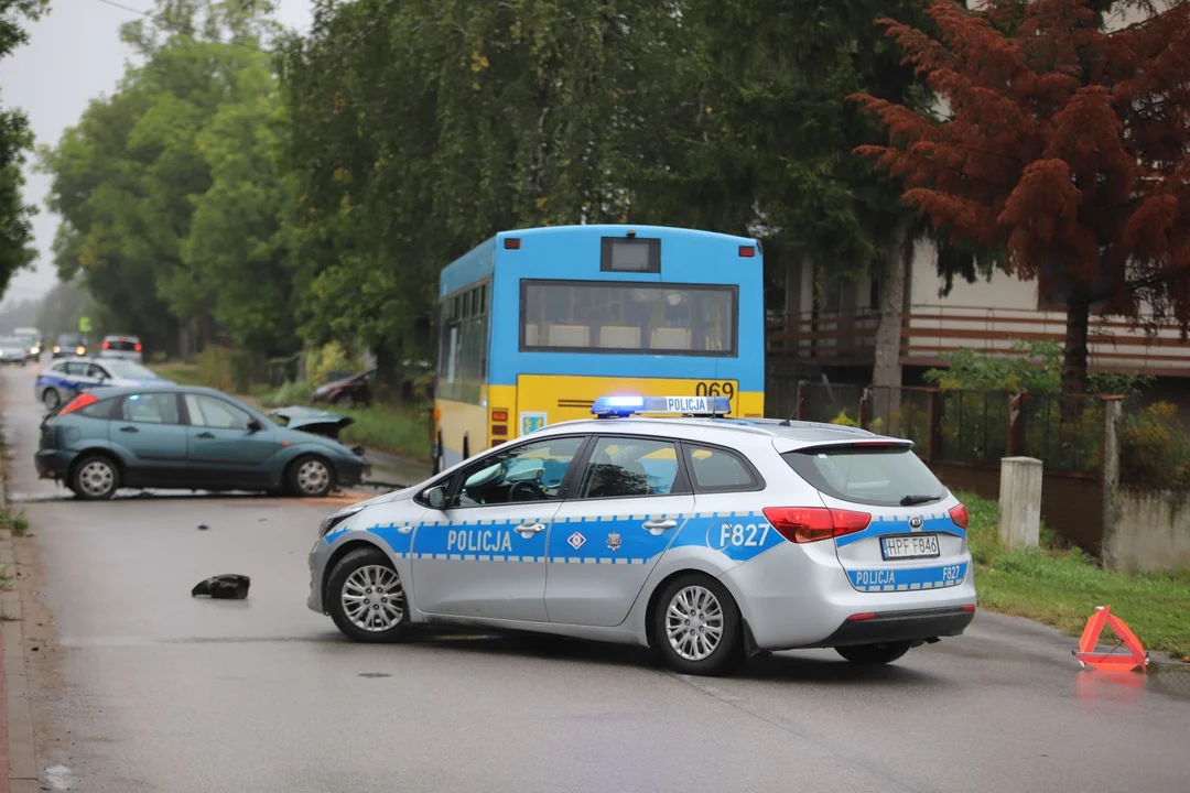 Czołowe zderzenie osobówki z autobusem MZK. Droga zablokowana (ZDJĘCIA) - Zdjęcie główne