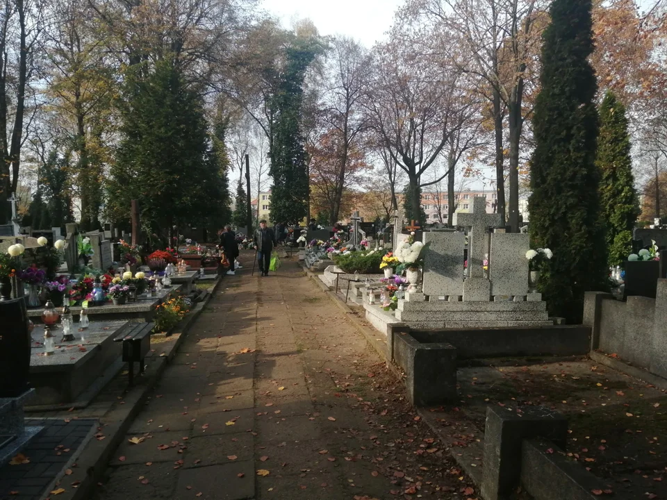 Zgierzanie i mieszkańcy okolic odwiedzili groby na cmentarzach w regionie